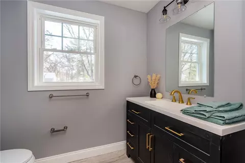 Bath - 52 Bruce Ln, Warwick, RI 02886 photo 3 of 5