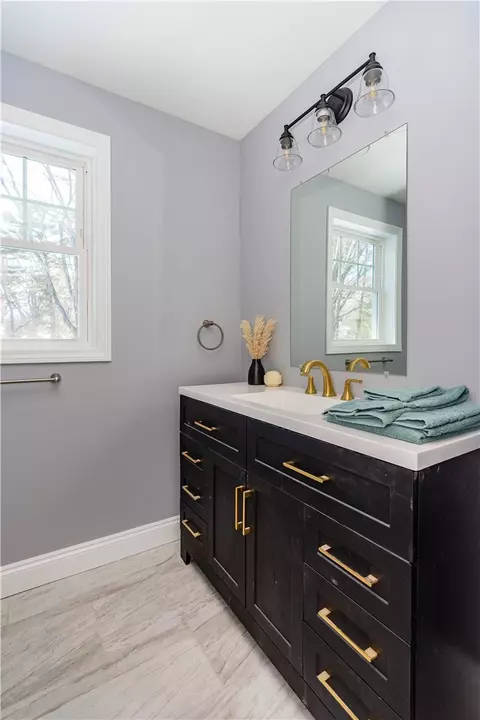 Bath - 52 Bruce Ln, Warwick, RI 02886 photo 4 of 5