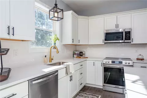 Kitchen - 52 Bruce Ln, Warwick, RI 02886 photo 4 of 7