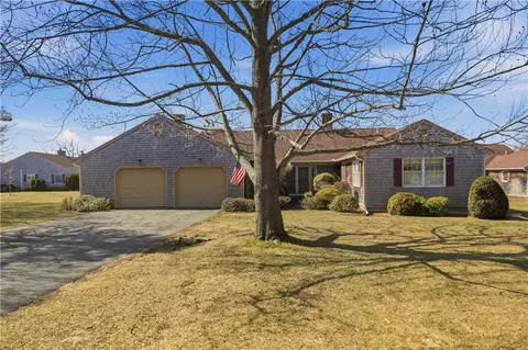 31 Belmont Dr, Portsmouth, RI 02871