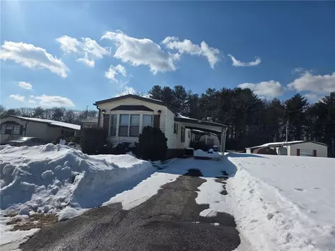 28 Lane E Ln, Coventry, RI 02816