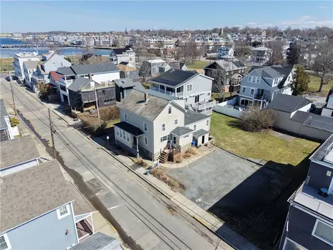 32 Houston Ave, Newport, RI 02840