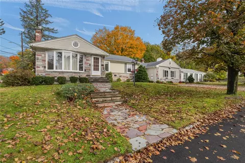 2 Oak Grove Blvd, North Providence, RI 02911