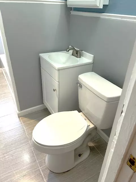 Bath - 346 Carrington Ave, Woonsocket, RI 02895 photo 2 of 5