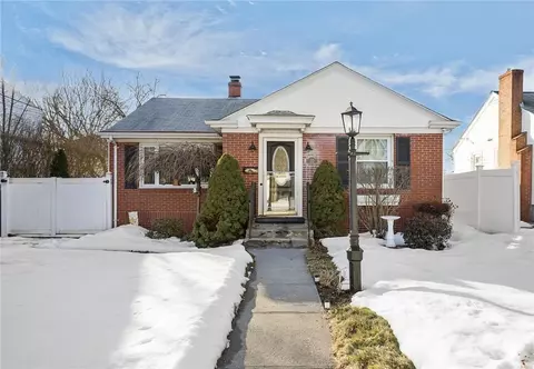 30 Lark Ave, Cranston, RI 02920