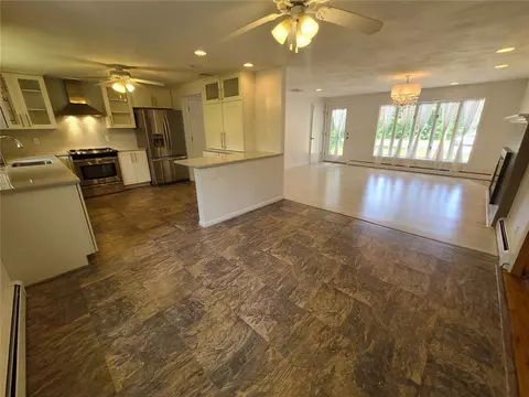 Living - 426 S County Trl, Exeter, RI 02822 photo 2 of 8