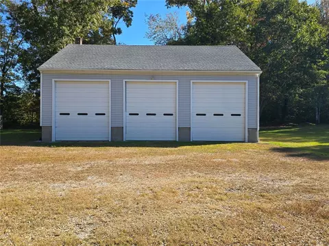 Exterior - 426 S County Trl, Exeter, RI 02822 photo 2 of 4