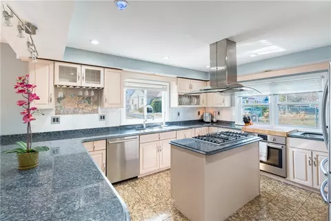 928 Admiral St, Providence, RI 02904