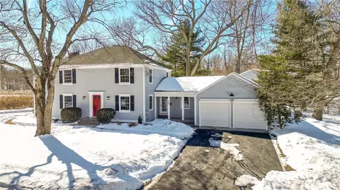 26 Tiffany Cir, Barrington, RI 02806