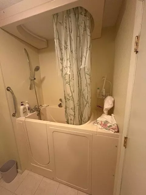 833 Halifax Dr, Warwick, RI 02886 photo 4