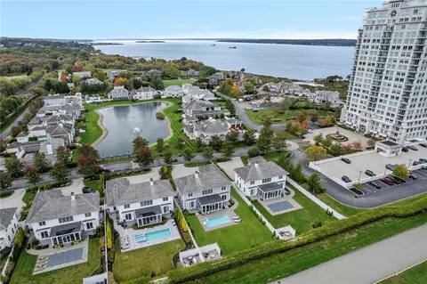 33 Carnegie Abbey Ln, Portsmouth, RI 02871