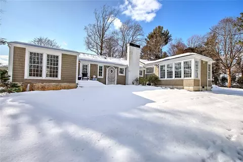 22 Lantern Ln, Barrington, RI 02806