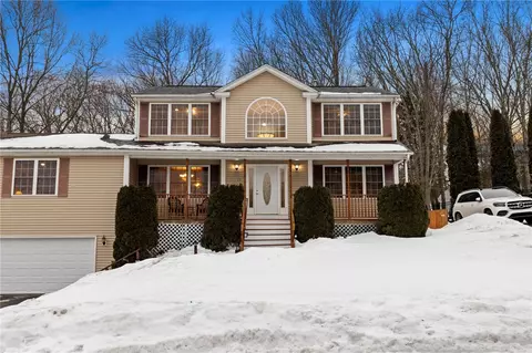 15 Gilcrest Dr, West Warwick, RI 02893