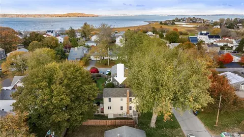 66 Islington Ave, Portsmouth, RI 02871