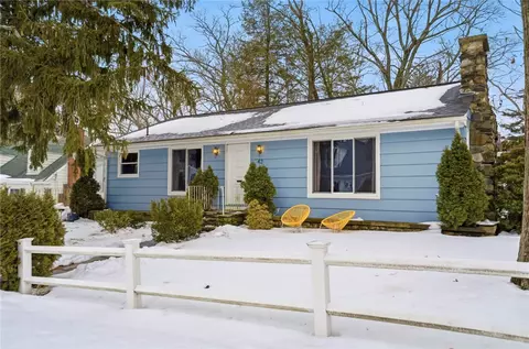 42 Woodland Dr, West Warwick, RI 02893