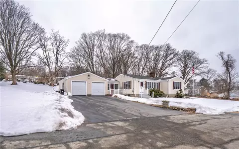 22 Maple Dr, Portsmouth, RI 02871