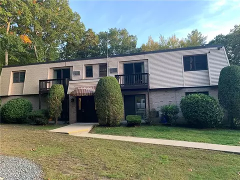 15 Apple Valley Pkwy #8, Greenville, RI 02828