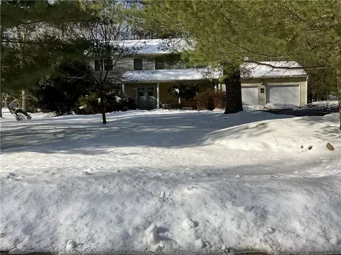 25 Lynn Cir, East Greenwich, RI 02818