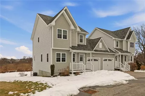 58 Sea Fare Ln, Portsmouth, RI 02871