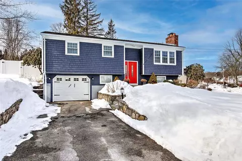 8 Surrey Ln, West Warwick, RI 02893