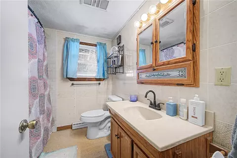 Bath - 374 Thibeault Ave, Woonsocket, RI 02895 photo 2 of 4