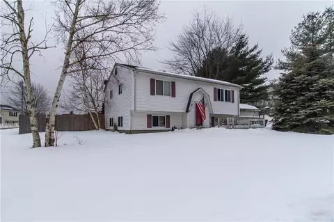 2 Kings Forest Ln, West Warwick, RI 02893