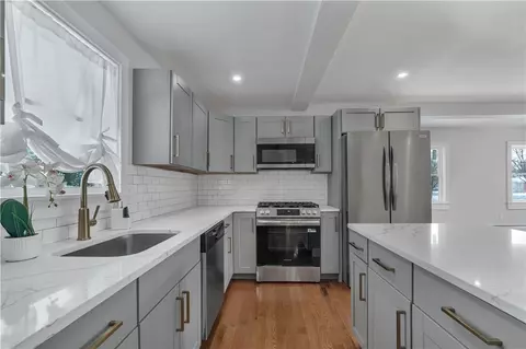 79 Suburban Pkwy, Warwick, RI 02889