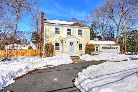 1 Massasoit Ave, Barrington, RI 02806