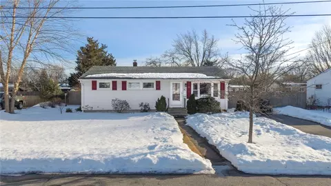 28 Hoyt St, Warwick, RI 02886