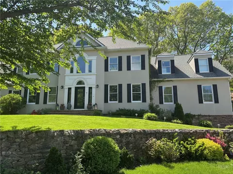 7 Thornewood Dr, Lincoln, RI 02865