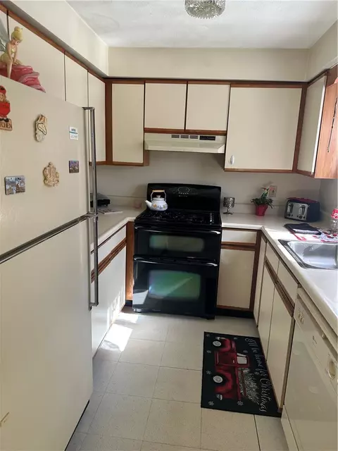 Kitchen - 36 Bleachery Ct, Warwick, RI 02886 photo 1 of 1