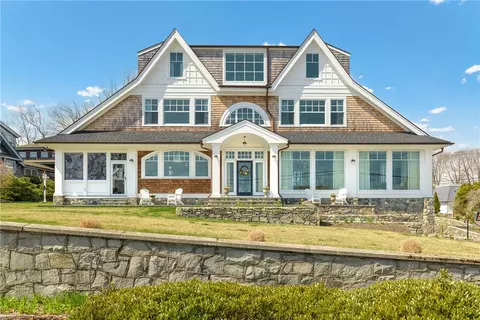 30 Walcott Ave, Jamestown, RI 02835
