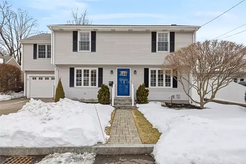 40 Weeden Ave, Rumford, RI 02916