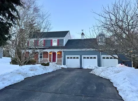 52 Vanderbilt Ln, Portsmouth, RI 02871