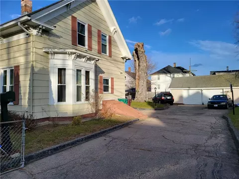 123 4th Ave, Woonsocket, RI 02895