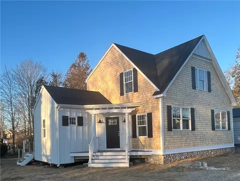19 Traymore St, Charlestown, RI 02813