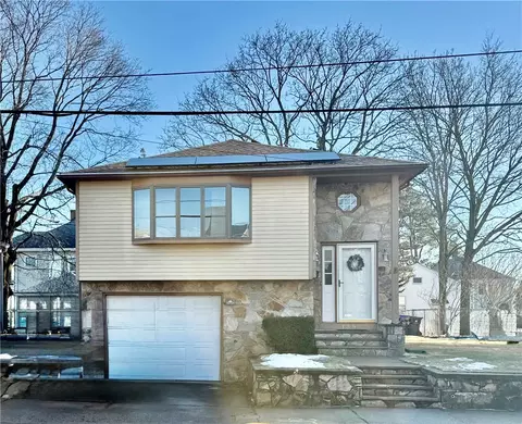 139 Suffolk Ave, Pawtucket, RI 02861