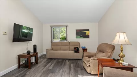 Living - 993 Williamsburg Cir, Warwick, RI 02886 photo 2 of 4