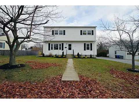 30 Toppa Blvd, Newport, RI 02840