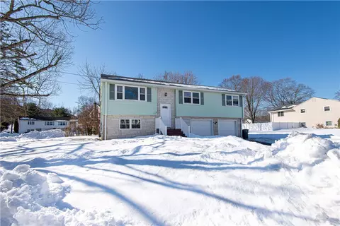 12 Whittier Dr, Coventry, RI 02816