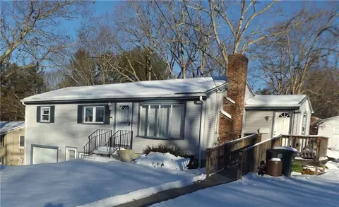 1 Hopkins Ct, Coventry, RI 02816