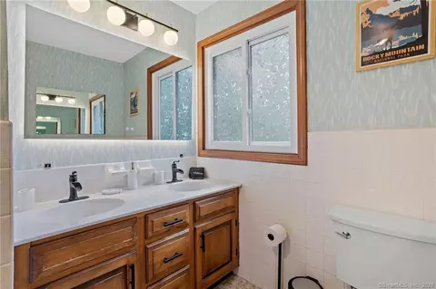 Bath - 25 Coachman Pike, Ledyard, CT 06339 photo 4 of 5