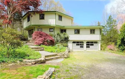 25 Coachman Pike, Ledyard, CT 06339