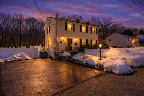 2 Marian Ln, Woonsocket, RI 02895