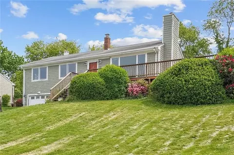 9 Algonquin Dr, Middletown, RI 02842