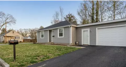 6 Seneca St, Warwick, RI 02886