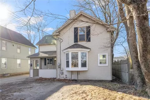 20 Cleveland St, South Kingstown, RI 02879