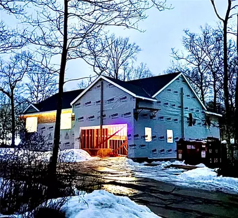 2 Fanning Pl, Hopkinton, RI 02833