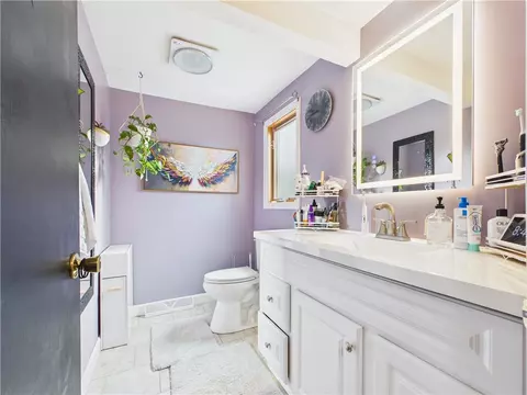 Bath - 26 Edgewood Rd, Glocester, RI 02814 photo 2 of 3