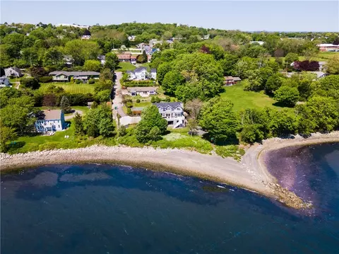 18 Sunset Ln, Portsmouth, RI 02871